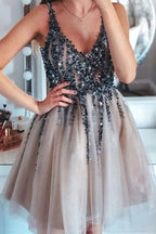 Robe courte grise à paillettes pour le bal de promo