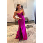 Robe de soirée longue en satin froncé sans bretelles avec fente