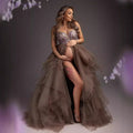 Vestido de maternidad de tul vaporoso con hombros descubiertos y abertura frontal, ideal para sesiones de fotos de barriga grande.