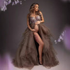 Vestido de maternidad de tul vaporoso con hombros descubiertos y abertura frontal, ideal para sesiones de fotos de barriga grande.