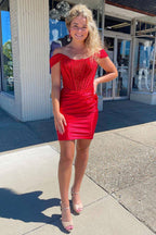 Robe de bal courte moulante à épaules dénudées avec appliques