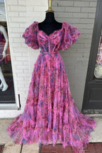 Magnifique robe de bal bustier rose à imprimé floral, coupe trapèze, épaules dénudées et traîne.