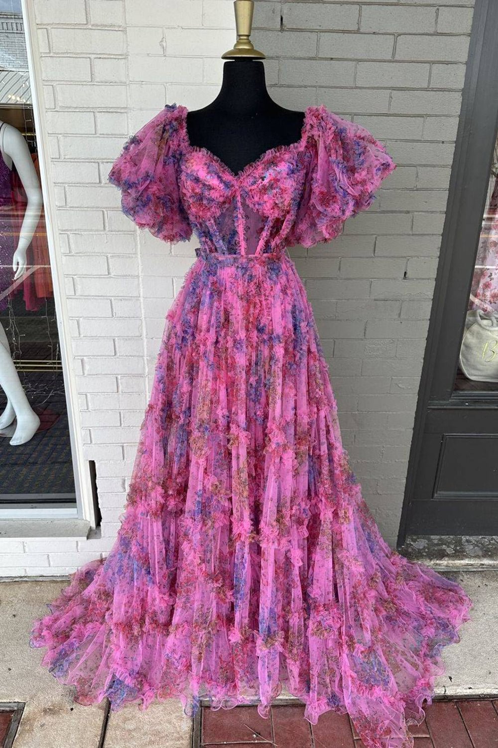 Magnifique robe de bal bustier rose à imprimé floral, coupe trapèze, épaules dénudées et traîne.