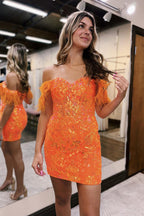 Precioso vestido corto azul de fiesta, corte sirena, hombros descubiertos y detalles de plumas.