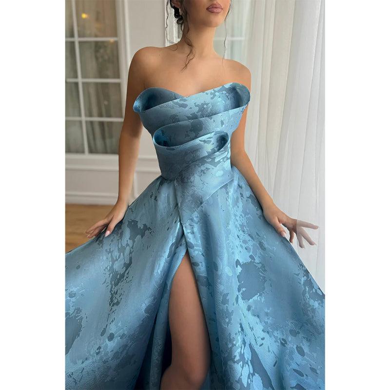 Robe de soirée en satin, coupe trapèze, sans bretelles, avec fente latérale 