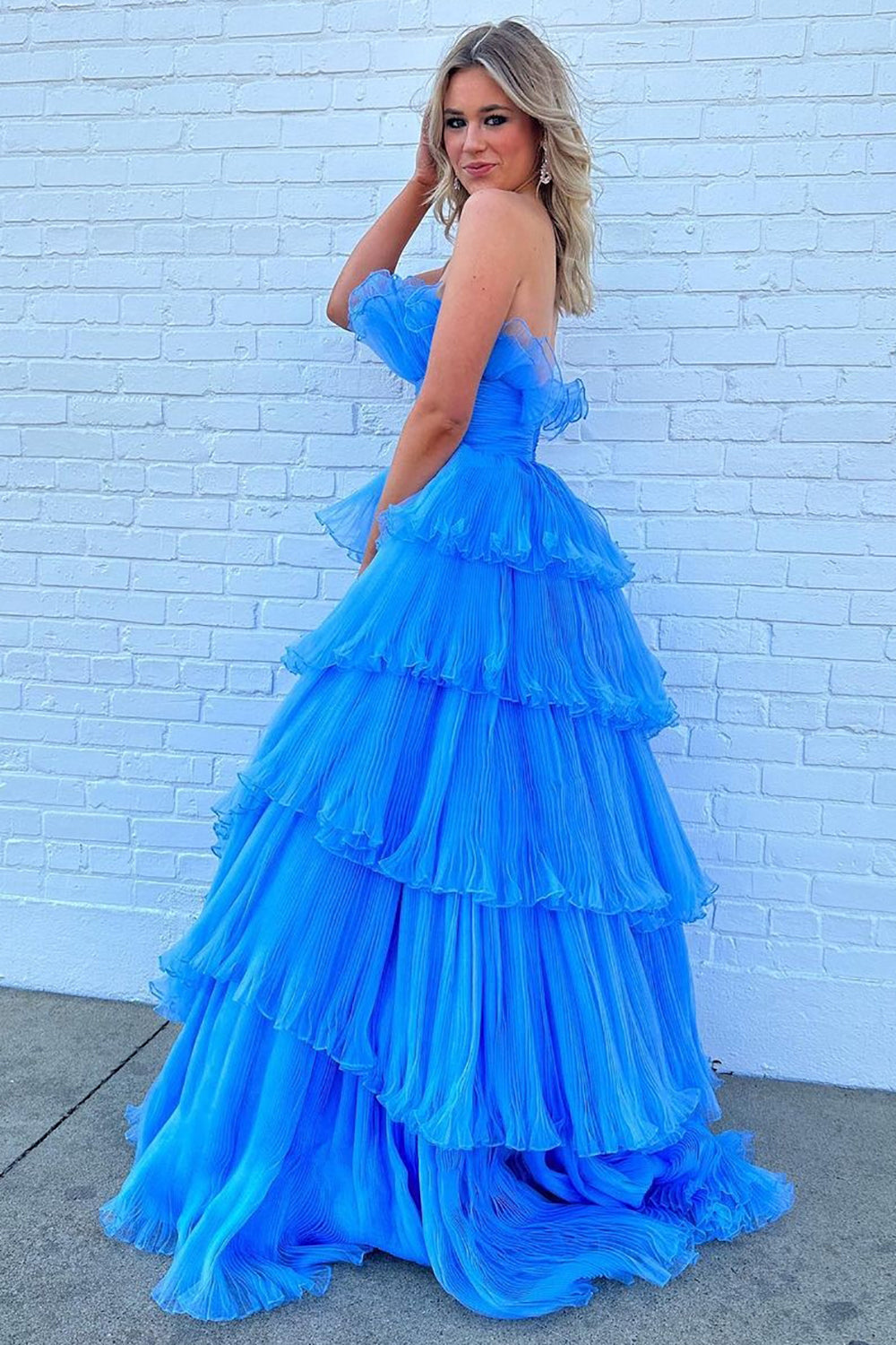 Charmante robe de bal longue bleue bustier trapèze à volants