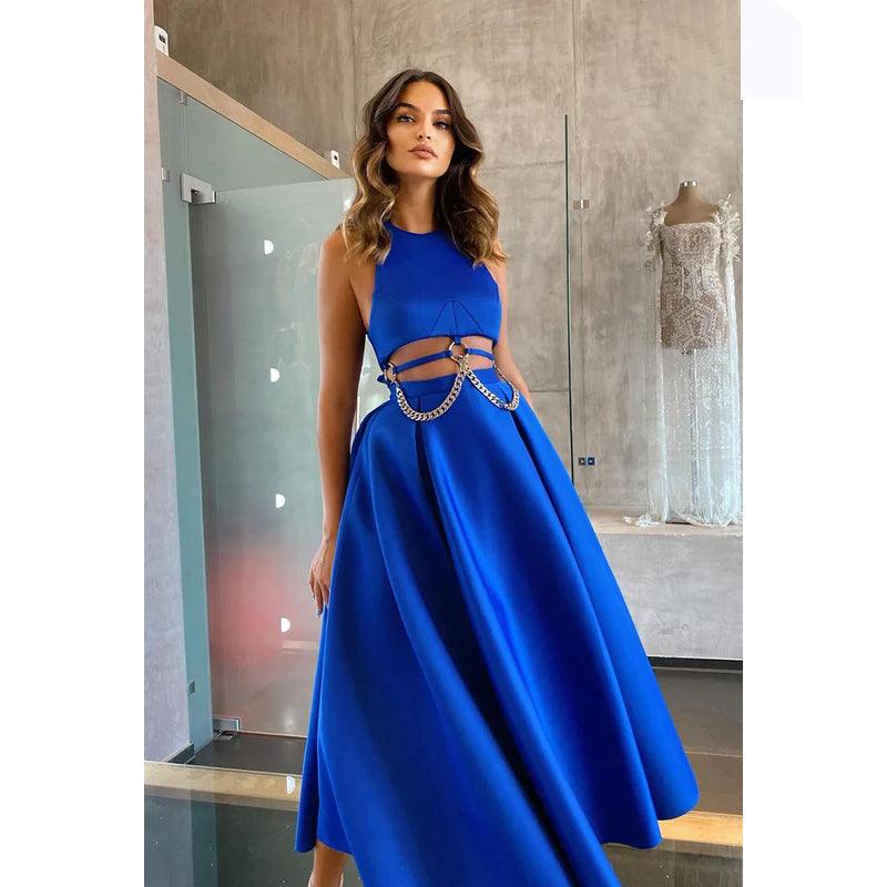Robe de soirée mi-longue en satin à col rond et découpes