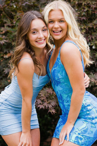 Robe fourreau bleue courte à col V profond pour le bal de promo