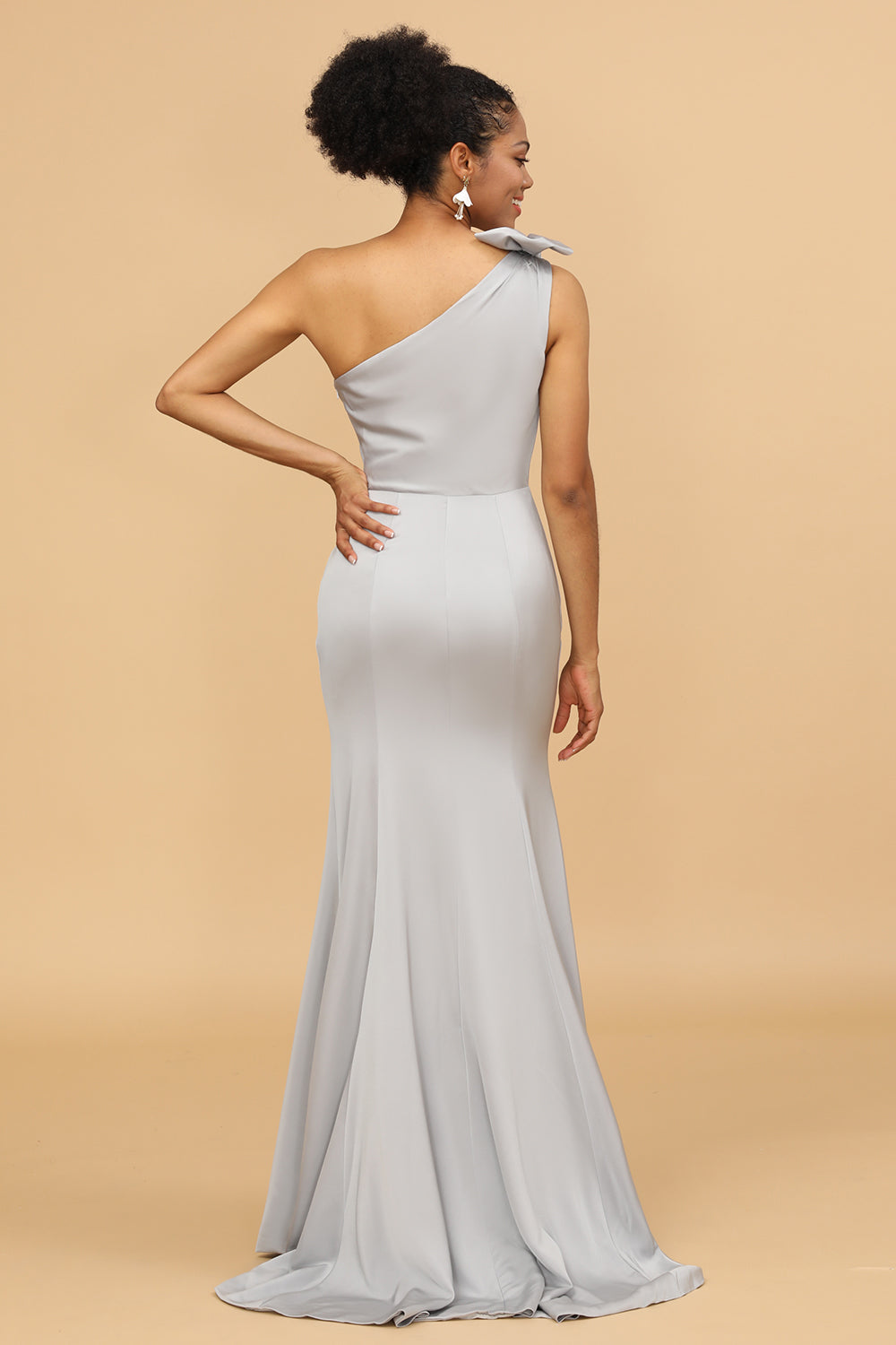 Vestido de dama de honor gris satinado de un solo hombro estilo sirena con lazo
