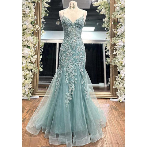 Vestido formal de tul con escote en V, tirantes finos, apliques de encaje y cola de tul 