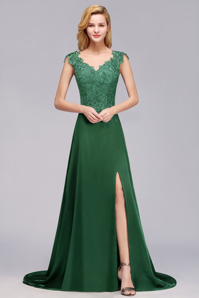 Robe de demoiselle d'honneur verte à manches courtes, coupe trapèze, ornée d'appliqués et fendue sur le côté, avec traîne.
