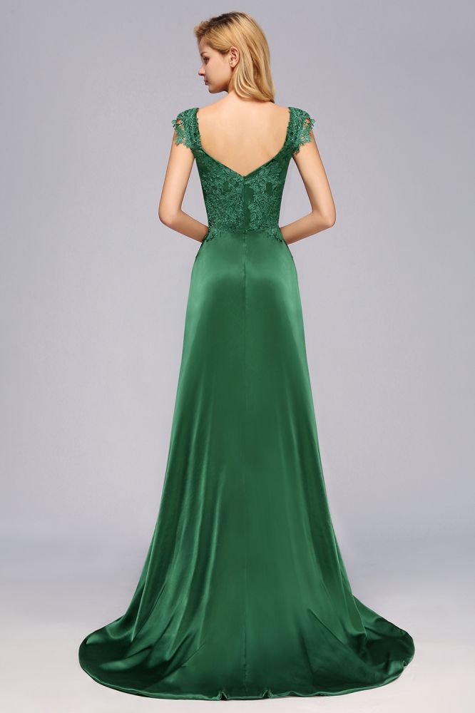 Robe de demoiselle d'honneur verte à manches courtes, coupe trapèze, ornée d'appliqués et fendue sur le côté, avec traîne.
