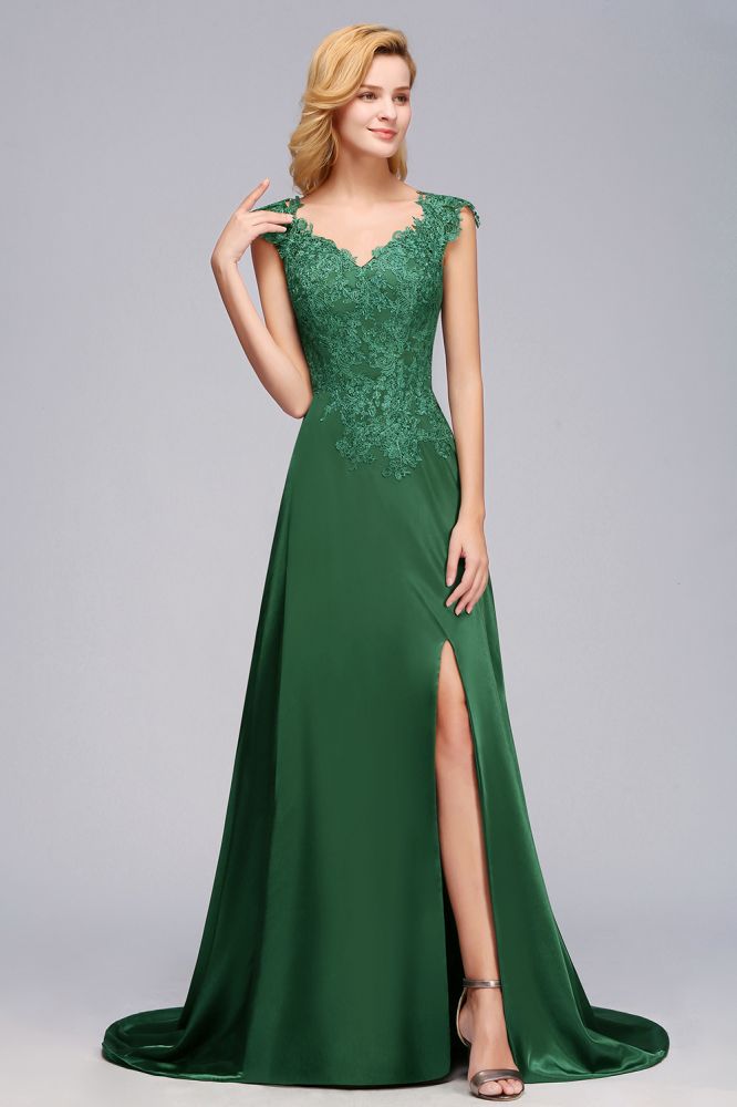 Robe de demoiselle d'honneur verte à manches courtes, coupe trapèze, ornée d'appliqués et fendue sur le côté, avec traîne.