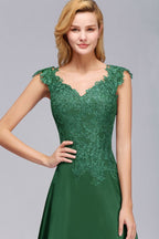 Robe de demoiselle d'honneur verte à manches courtes, coupe trapèze, ornée d'appliqués et fendue sur le côté, avec traîne.