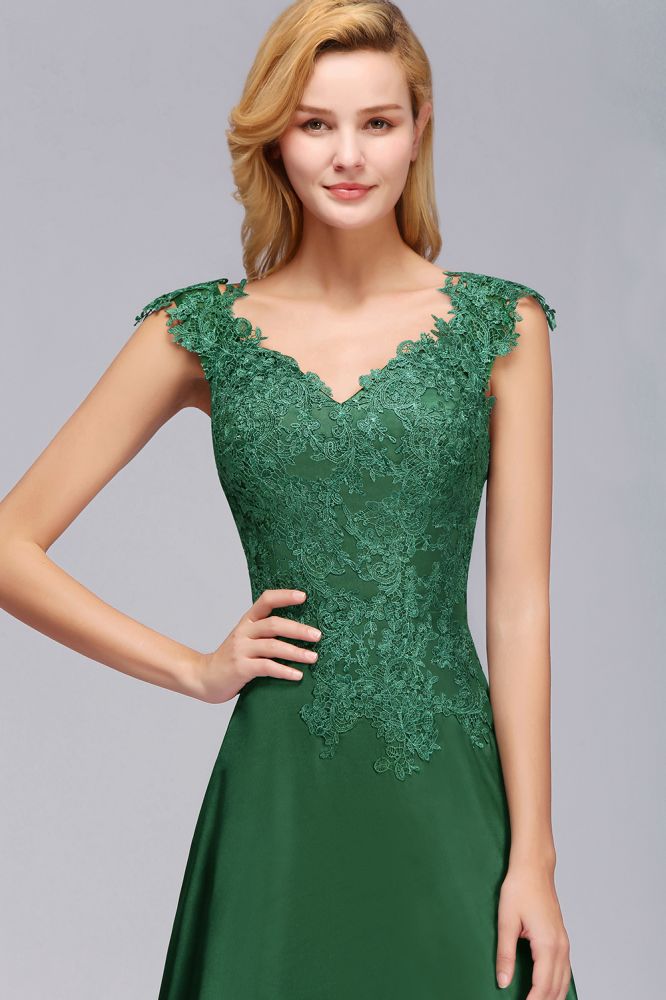 Robe de demoiselle d'honneur verte à manches courtes, coupe trapèze, ornée d'appliqués et fendue sur le côté, avec traîne.