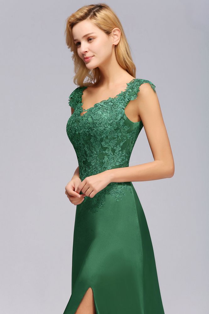 Robe de demoiselle d'honneur verte à manches courtes, coupe trapèze, ornée d'appliqués et fendue sur le côté, avec traîne.