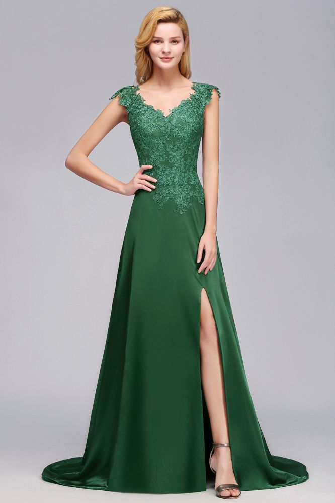 Robe de demoiselle d'honneur verte à manches courtes, coupe trapèze, ornée d'appliqués et fendue sur le côté, avec traîne.