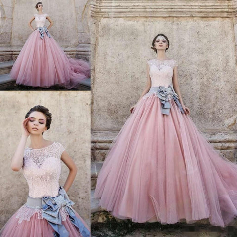 Vestido de novia rosa de tul con encaje, corte princesa y mangas casquillo WD074
