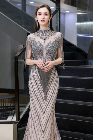 Vestido de noche de sirena hasta el suelo, con mangas cortas, cuello alto y cuentas brillantes.