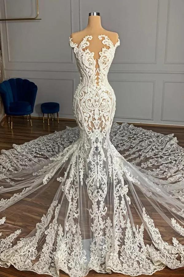 Robe de mariée sirène de luxe en tulle à col bijou et perles, ornée d'appliqués de dentelle.