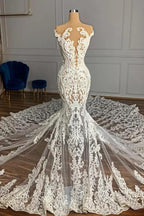 Robe de mariée sirène de luxe en tulle à col bijou et perles, ornée d'appliqués de dentelle.