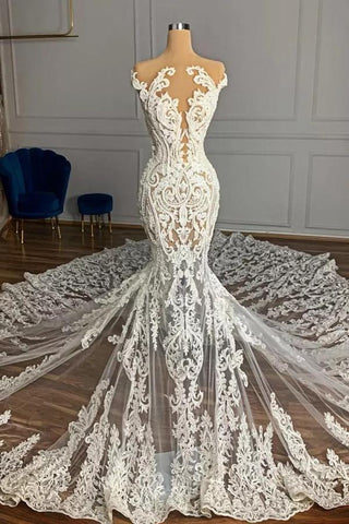Vestido de novia largo de tul con cuello joya, corte sirena, bordado con cuentas y apliques de encaje.