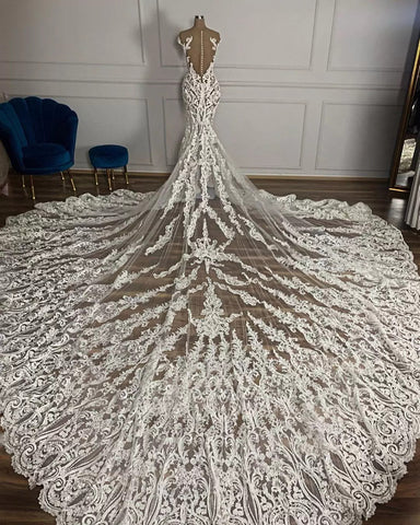 Vestido de novia largo de tul con cuello joya, corte sirena, bordado con cuentas y apliques de encaje.