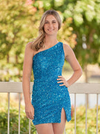 Vestido de fiesta azul de lentejuelas con un solo hombro y abertura, estilo tubo.