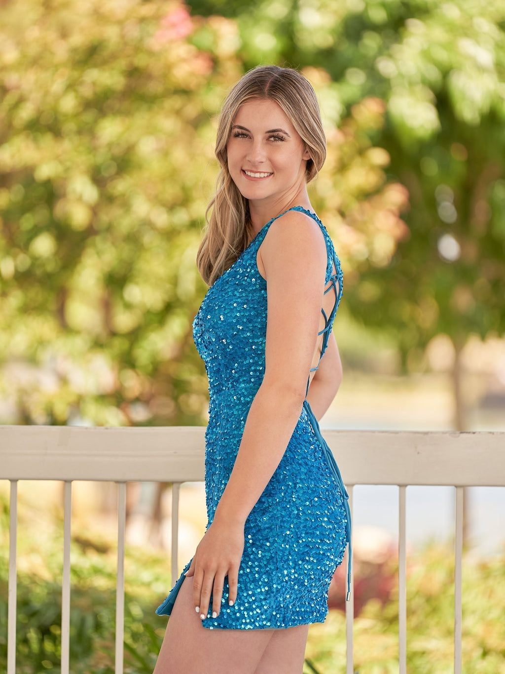 Vestido de fiesta azul de lentejuelas con un solo hombro y abertura, estilo tubo.