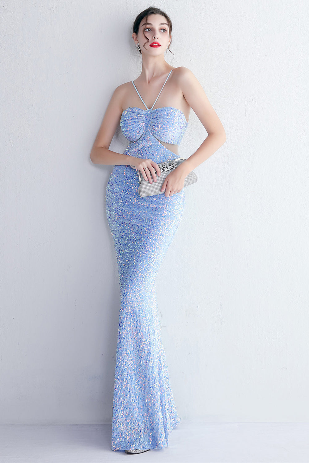 Robe de bal longue sirène noire à sequins et décolleté en V, avec découpe en forme de goutte d'eau.