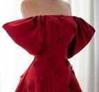 Elegante vestido de noche burdeos con flores 3D, hombros descubiertos, corte en A, estilo baile de graduación Y7637