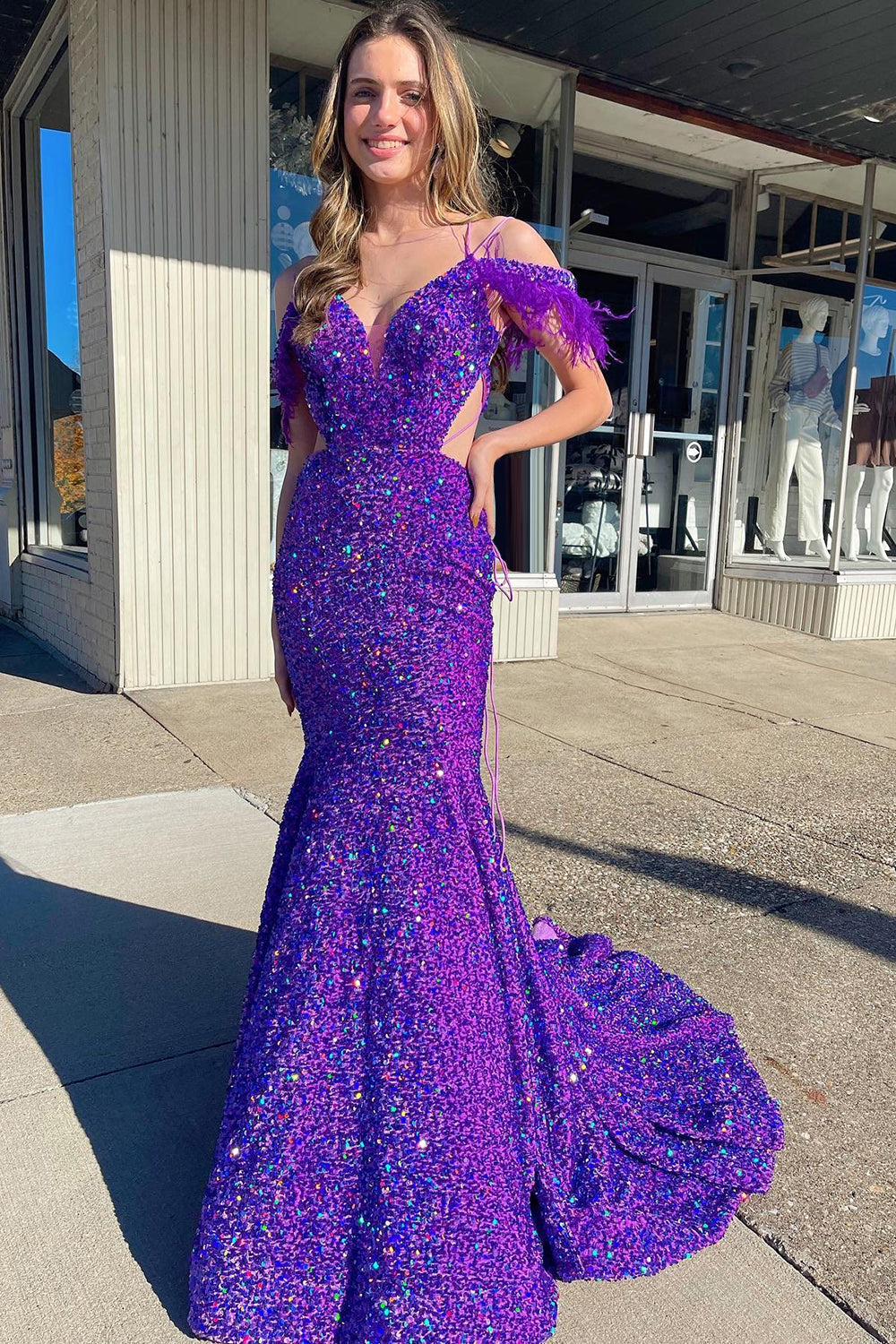 Robe de bal sirène violette à épaules dénudées, sequins et découpes avec plumes