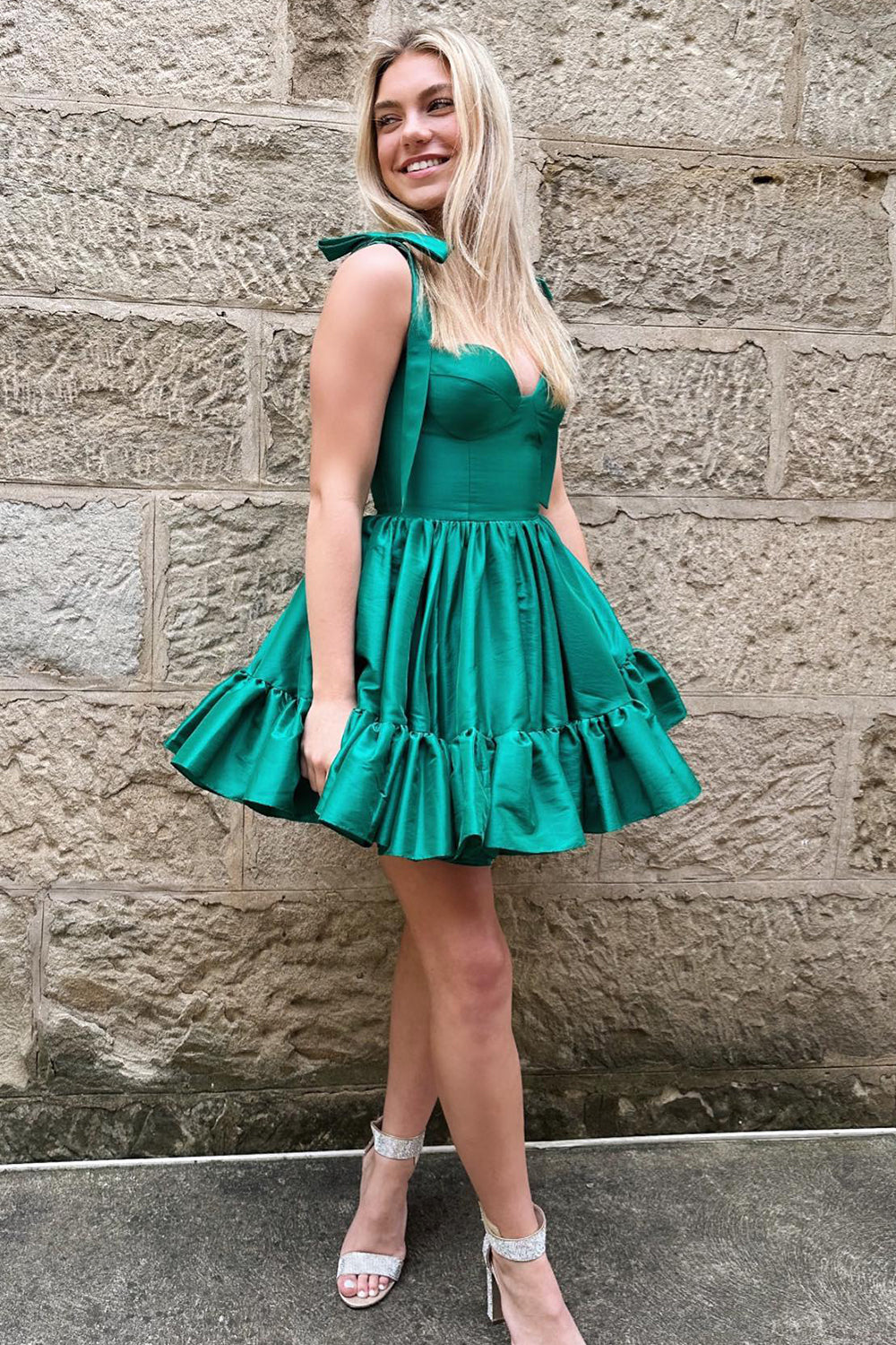 Vestido corto rosa fucsia de corte princesa con tirantes finos y fruncido, estilo princesa, corte en A