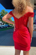 Robe de bal courte moulante à épaules dénudées avec appliques