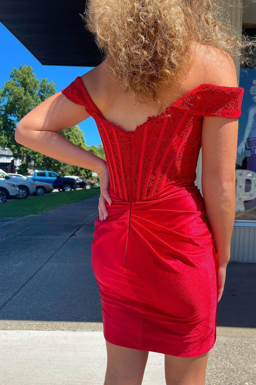 Robe de bal courte moulante à épaules dénudées avec appliques