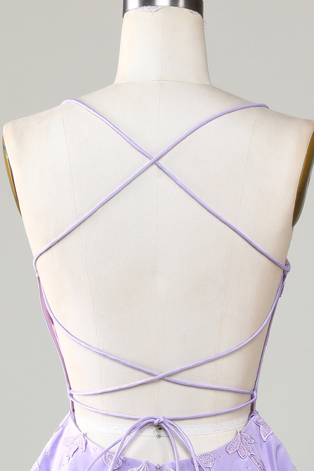 Precioso vestido de fiesta de línea A con tirantes finos, corsé y apliques.