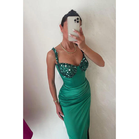 Robe de soirée fourreau longue en satin froncé à paillettes et perles, col en V