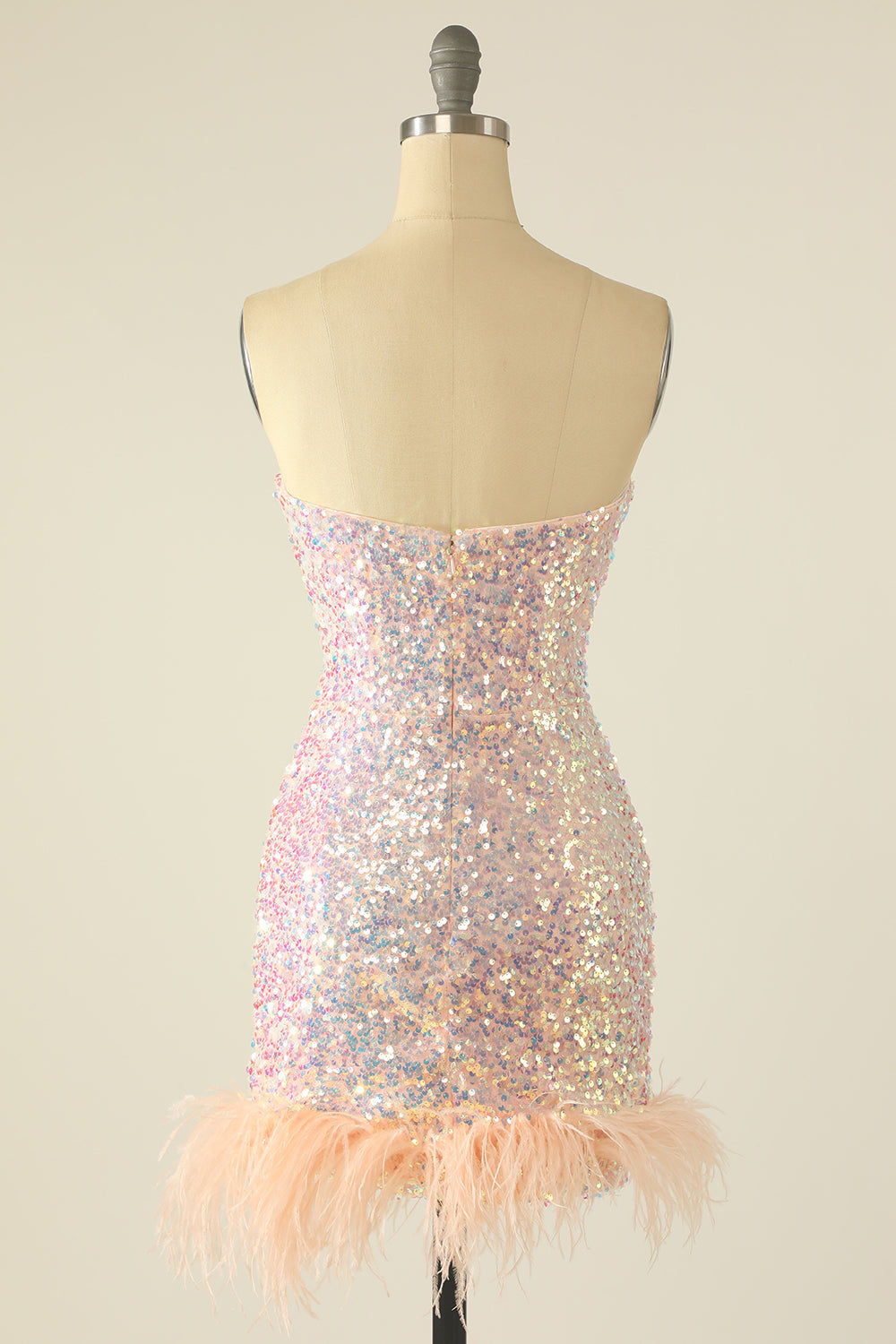 Robe de bal à paillettes et plumes