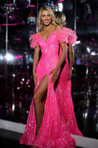Robe de bal longue sirène à paillettes et sequins, épaules dénudées, ornée de plumes.