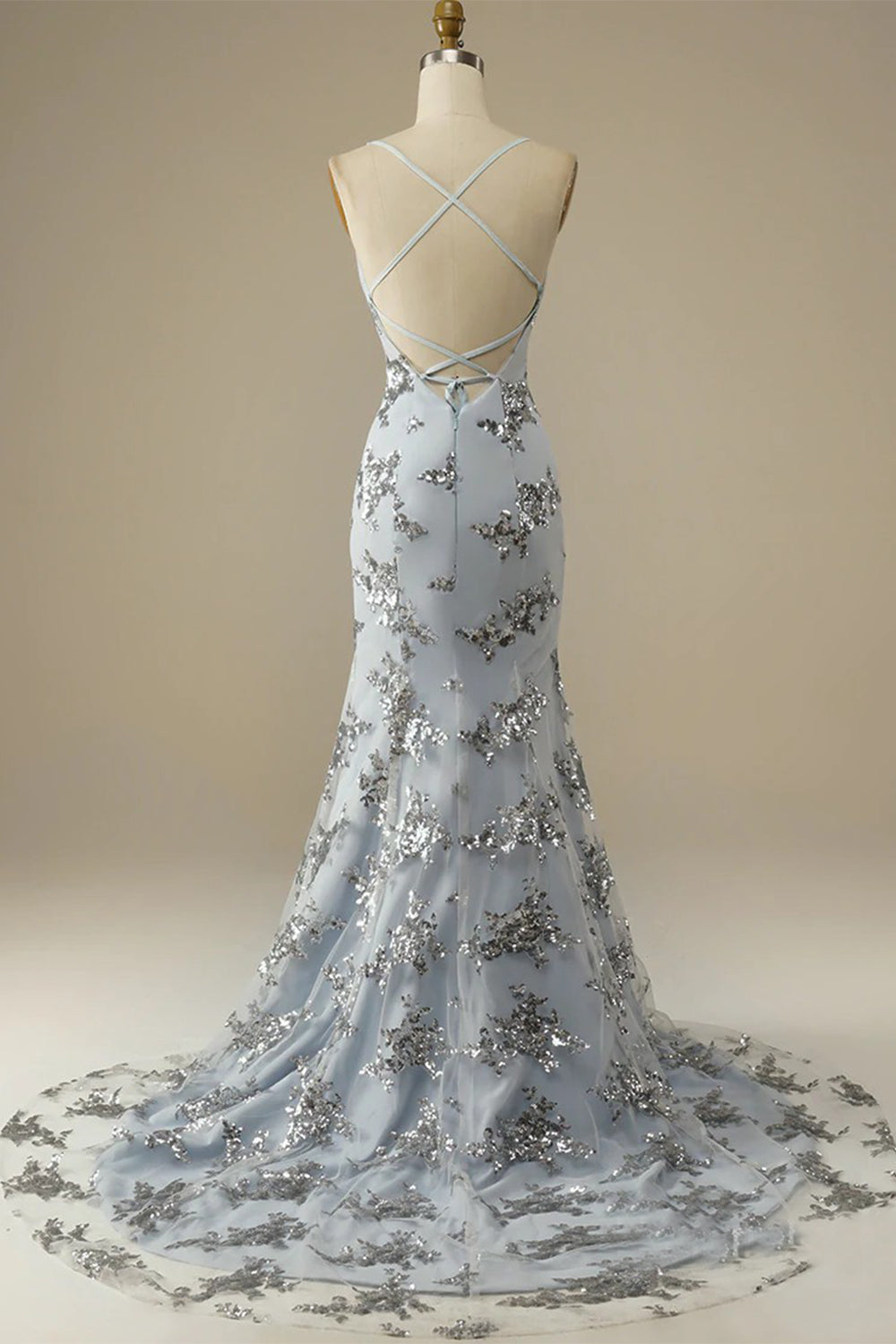 Robe de bal dos nu à fines bretelles ornée de perles