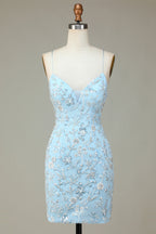 Robe de bal courte bleu clair moulante à fines bretelles et perles