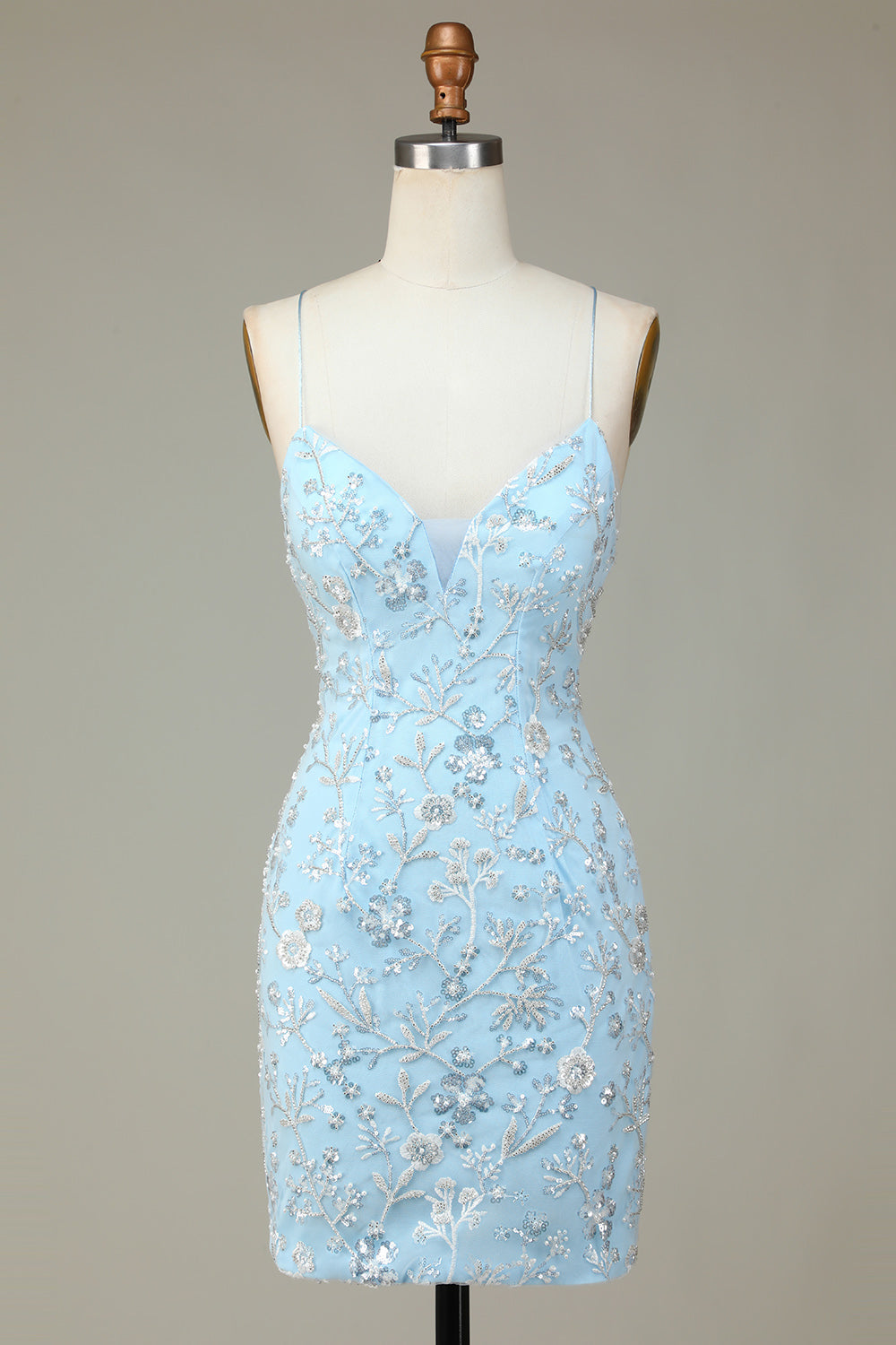 Elegante vestido corto azul claro de tirantes finos y corte ajustado para baile de bienvenida con cuentas