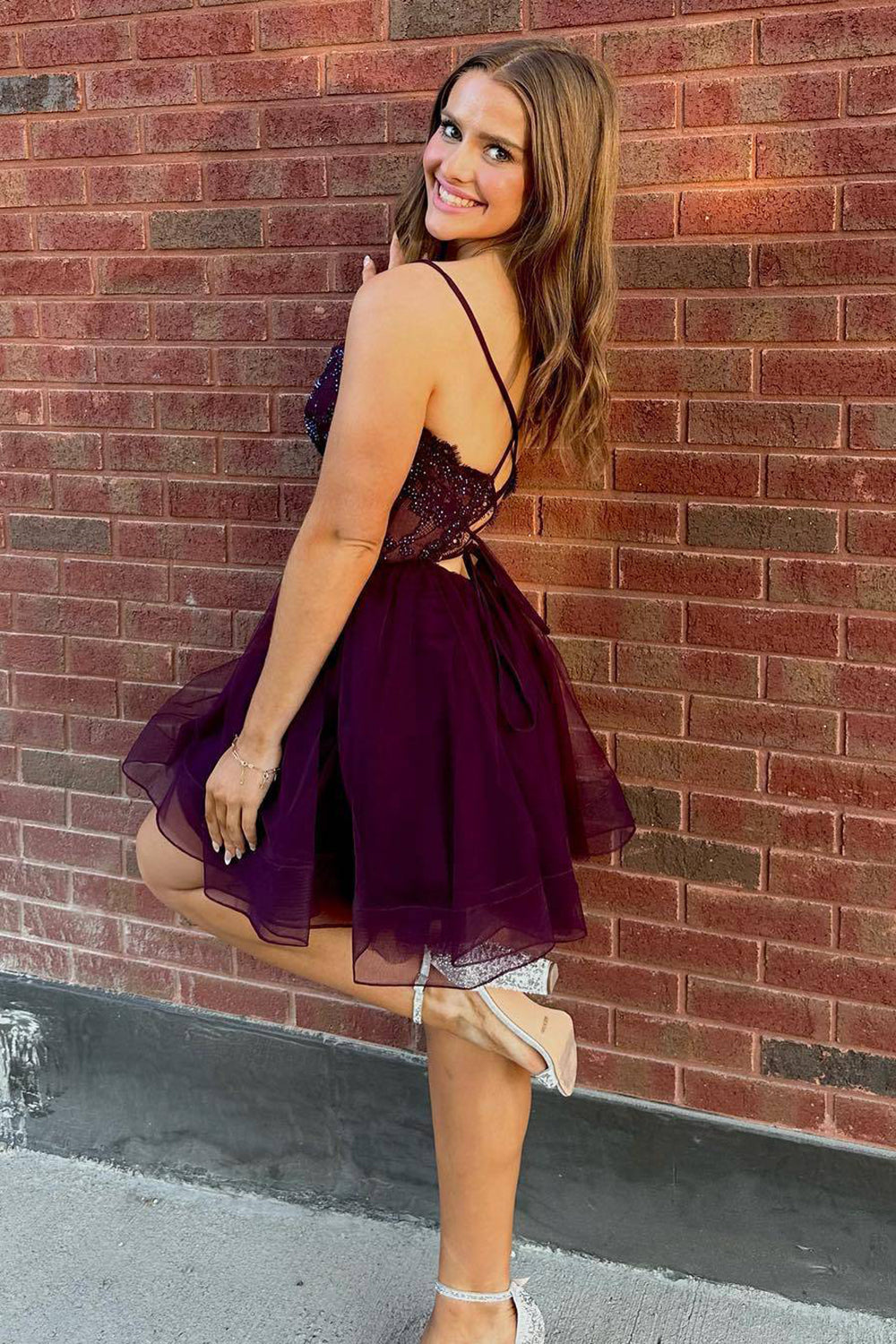 Vestido de fiesta morado con corsé, tirantes finos y corte en A de Sensational Instincts, con pedrería y detalles en forma de corsé.