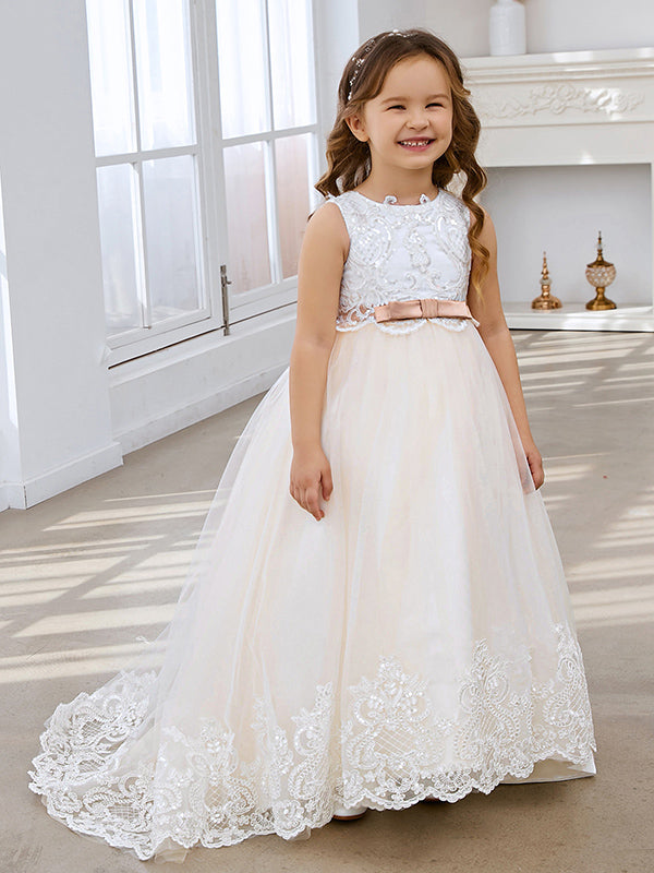 Vestido de niña de las flores color marfil, estilo princesa, con cola de tul y corte de baile. 