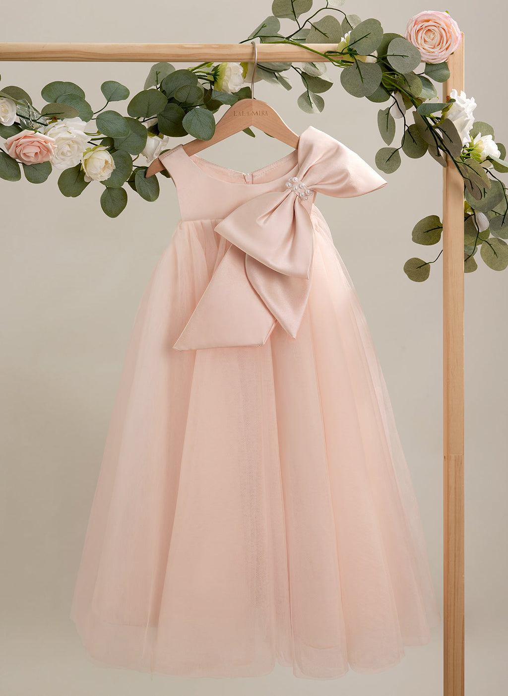 Vestido de niña pequeña de las flores, corte en A, con gran lazo y tul, hasta la rodilla. 