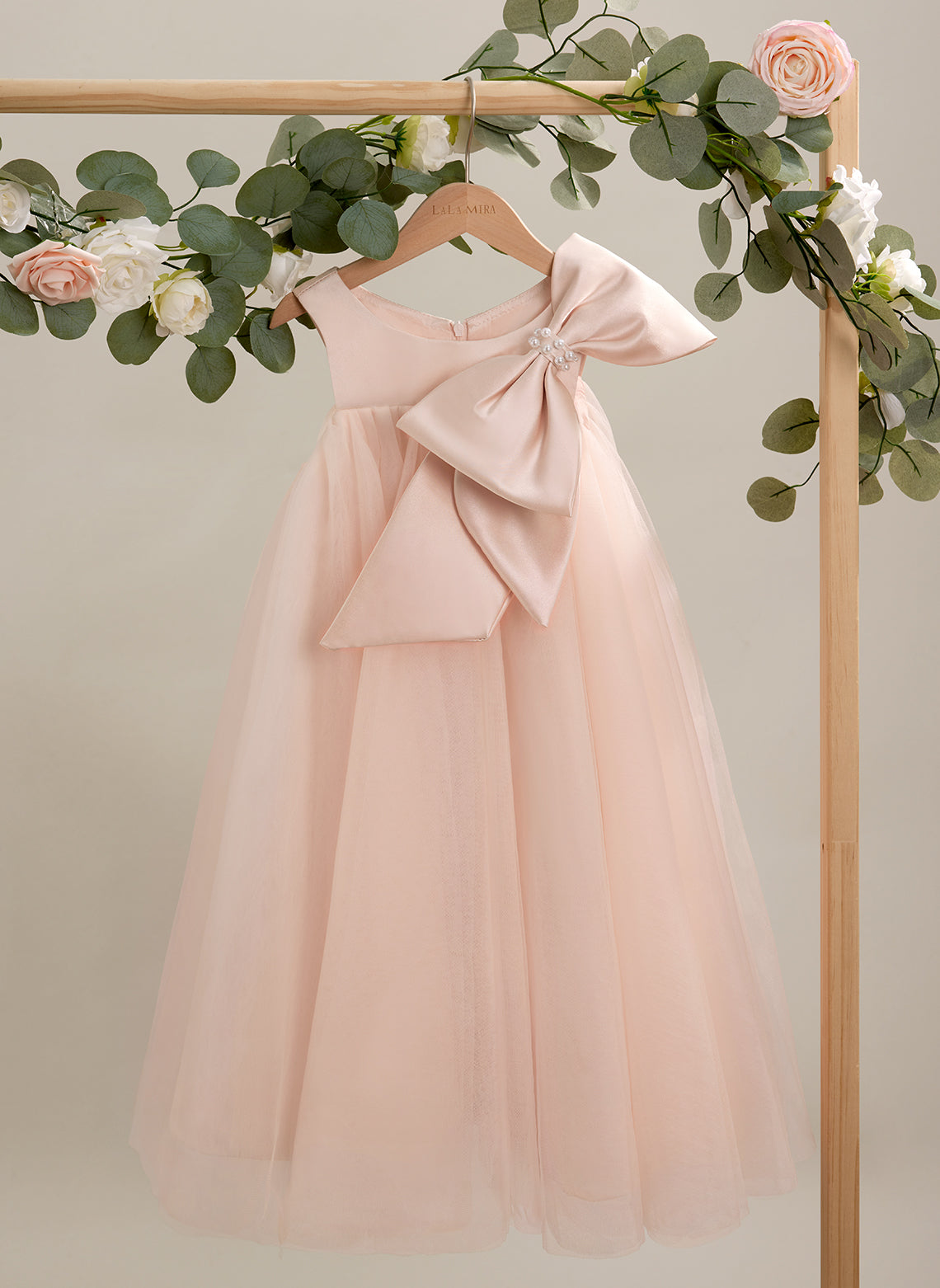 Vestido de niña pequeña de las flores, corte en A, con gran lazo y tul, hasta la rodilla. 