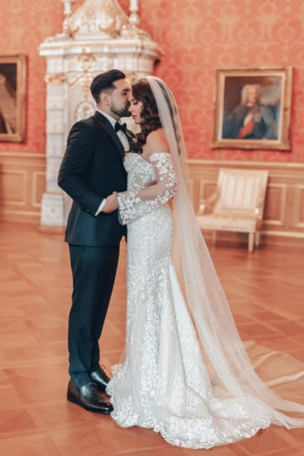 Exquisito vestido de novia largo de sirena con encaje, hombros descubiertos y mangas largas