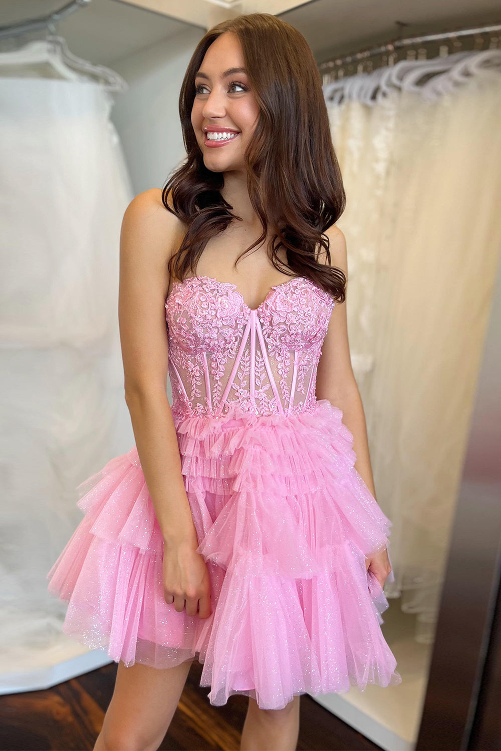 Lindo vestido de fiesta de línea A, escote corazón, corsé rosa claro con volantes