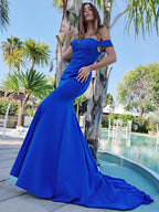 Vestido de fiesta sirena azul real sencillo, sin espalda y con hombros descubiertos