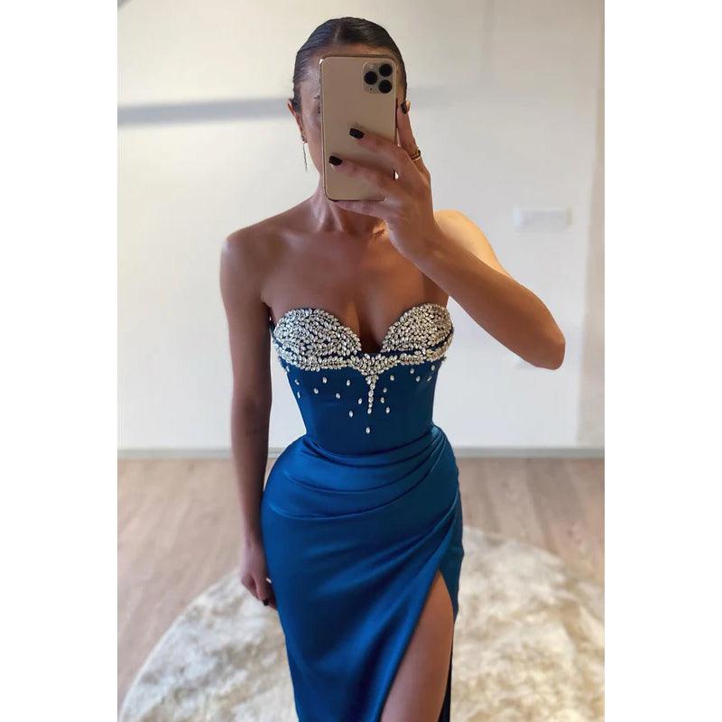 Glamoroso y dramático vestido de fiesta de graduación con escote en forma de corazón, sin mangas, con abertura y pedrería